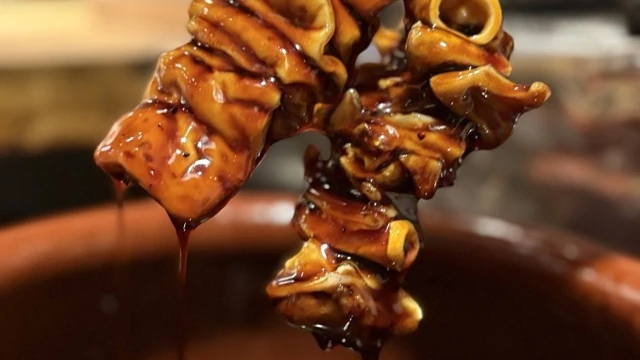焼きたての串焼きを秘伝たれで仕上げ